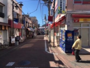 高層マンションを目印に直進